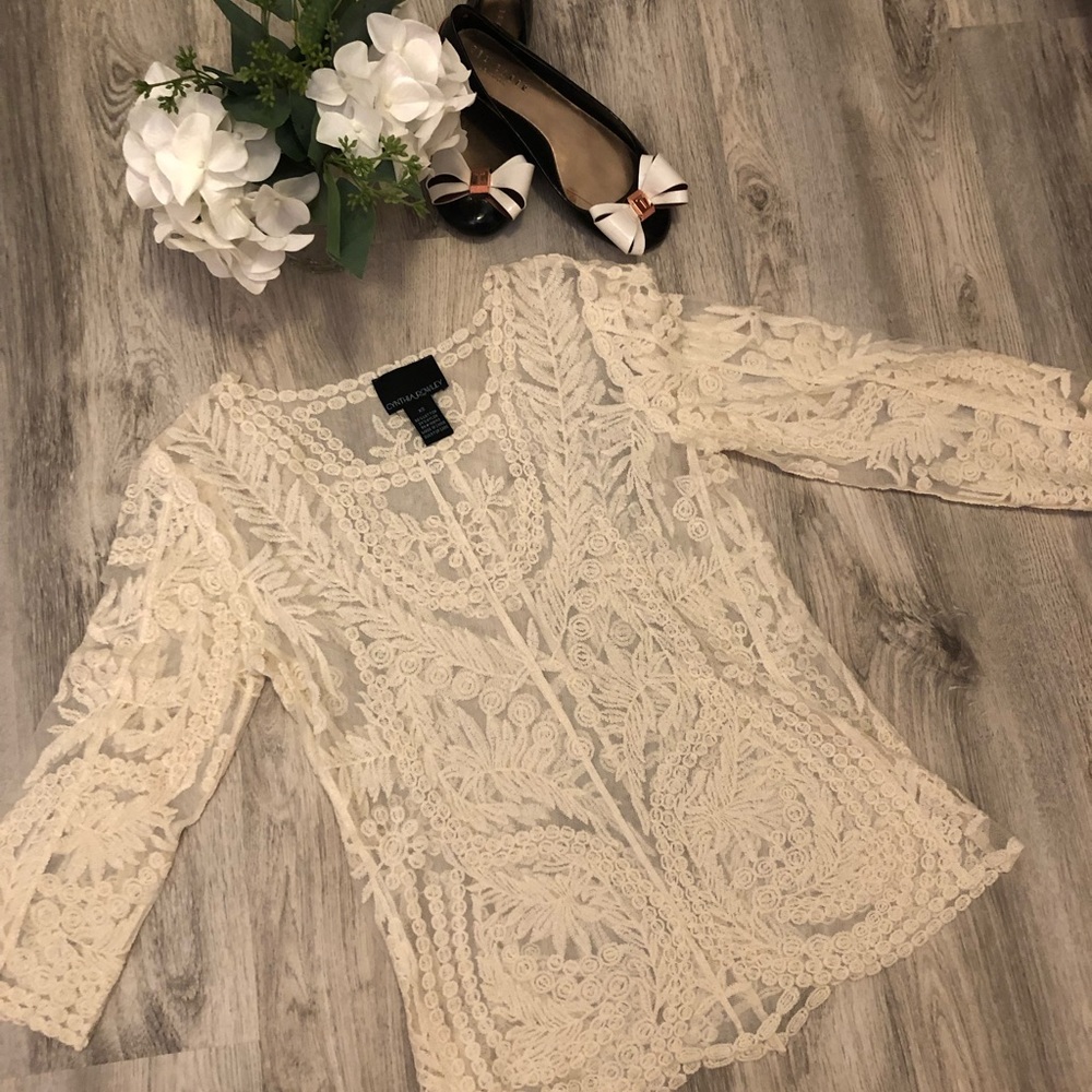 Cynthia Rowley size XS cream stretch lace top